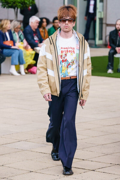 Martine Rose Spring 2020 Menswear #
Demna 系设计师力求在发型和妆容上寻找突破 ​​​造型独特 ，复古时尚，运动风和西装的魅力