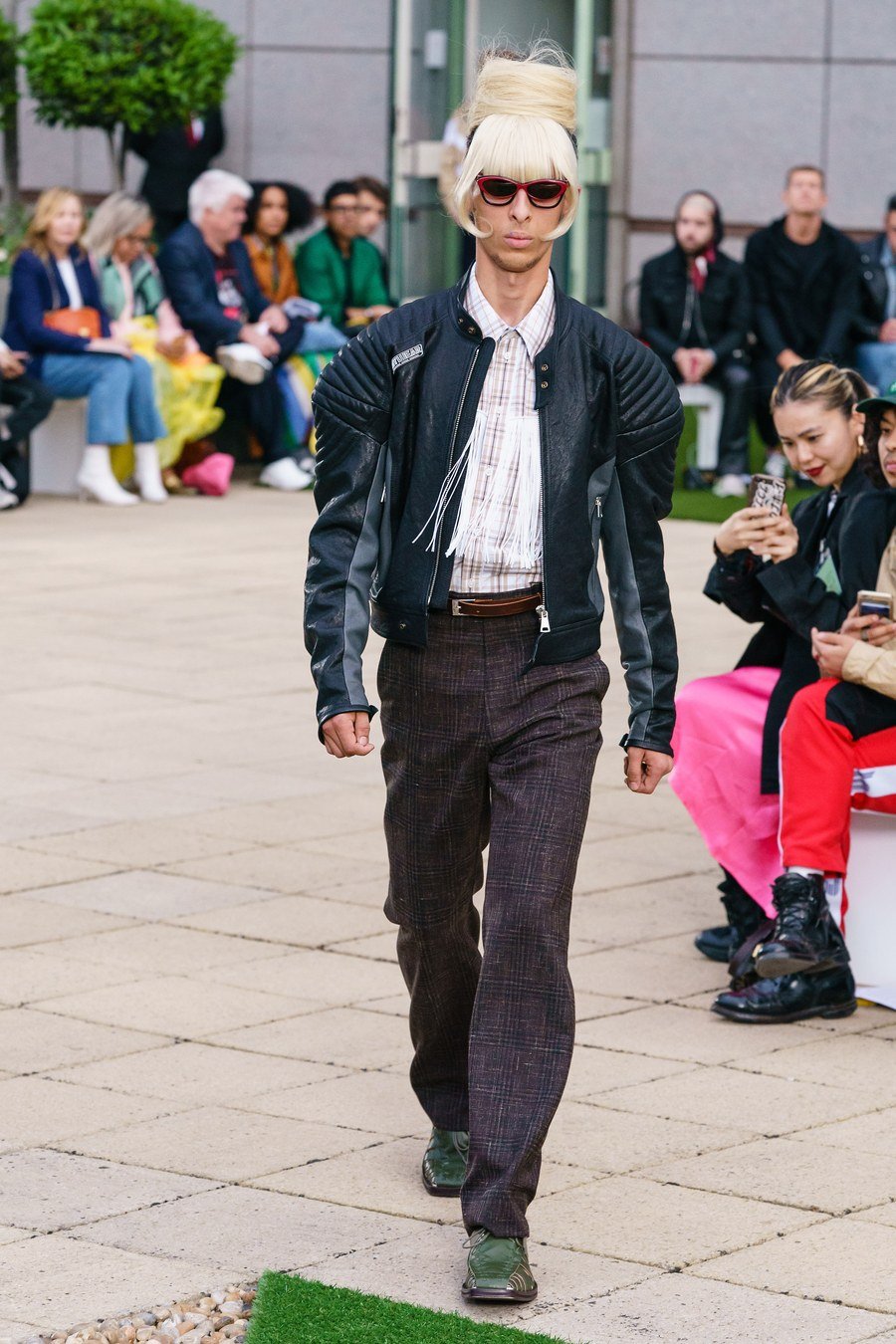 Martine Rose Spring 2020 Menswear #
Demna 系设计师力求在发型和妆容上寻找突破 ​​​造型独特 ，复古时尚，运动风和西装的魅力