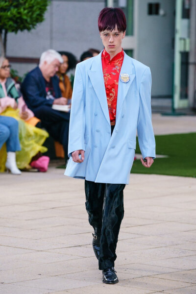 Martine Rose Spring 2020 Menswear #
Demna 系设计师力求在发型和妆容上寻找突破 ​​​造型独特 ，复古时尚，运动风和西装的魅力