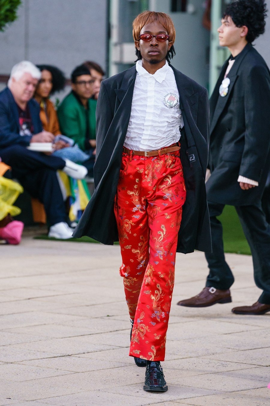 Martine Rose Spring 2020 Menswear #
Demna 系设计师力求在发型和妆容上寻找突破 ​​​造型独特 ，复古时尚，运动风和西装的魅力