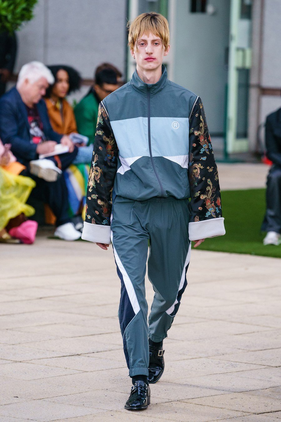 Martine Rose Spring 2020 Menswear #
Demna 系设计师力求在发型和妆容上寻找突破 ​​​造型独特 ，复古时尚，运动风和西装的魅力