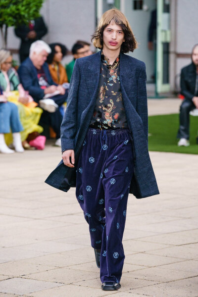 Martine Rose Spring 2020 Menswear #
Demna 系设计师力求在发型和妆容上寻找突破 ​​​造型独特 ，复古时尚，运动风和西装的魅力