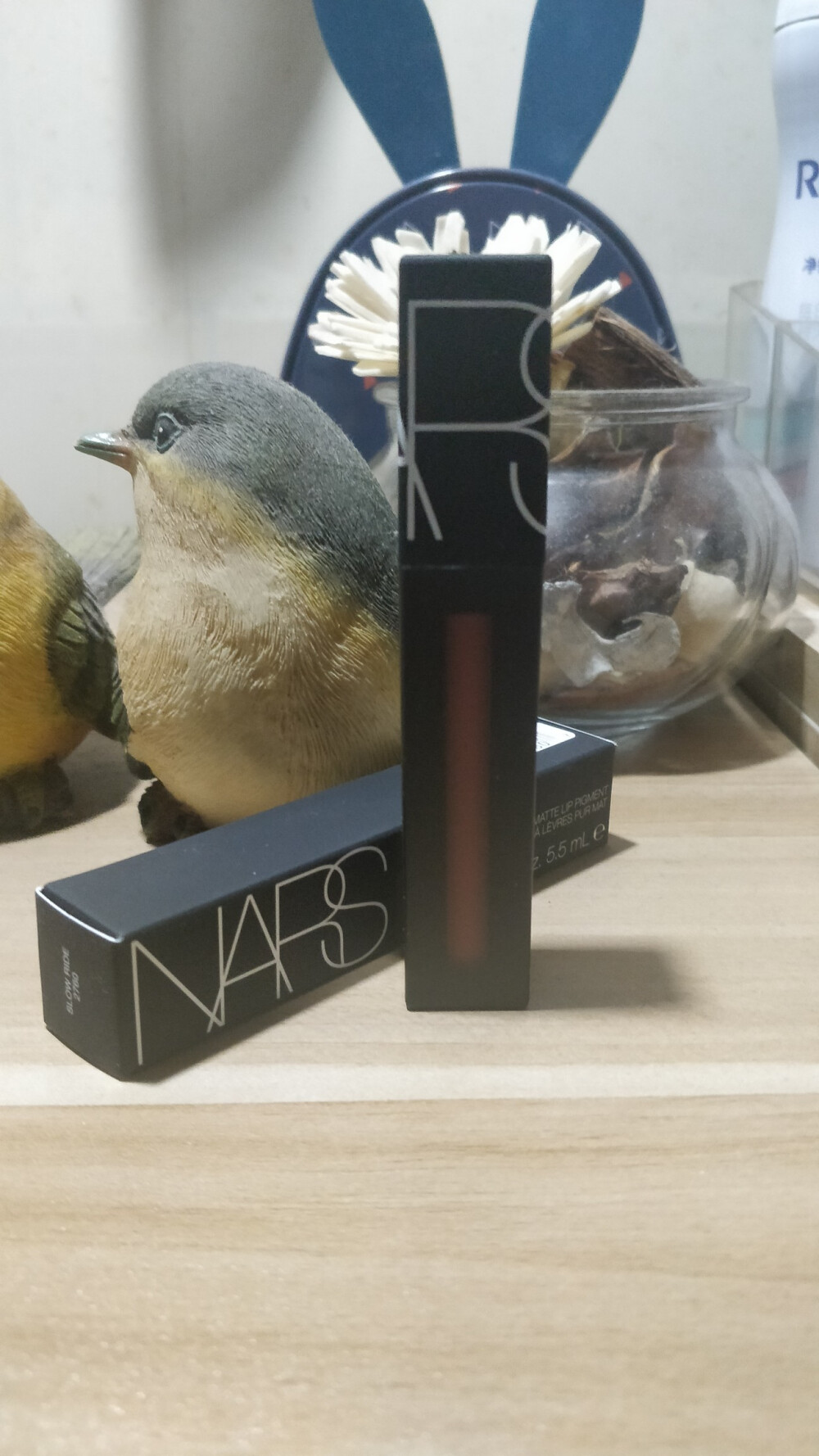 NARS slow ride，土橘棕色的唇釉，秋冬大热色号。楼主吃土系的口红特别的多，多次告诉自己不能再选择吃土色了，但是还是没有躲过这支 TAT 质地特别顺滑，刷头很好勾勒，颜色饱和度很好，是种很高级的土棕色，秋冬用非常好看！