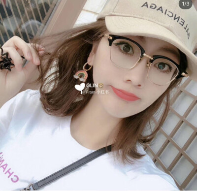 APM上新~！（旗舰店1770元！） APM不对称彩虹耳环~！这个不规则的彩虹设计真的是太少女心了！而且是最近各位外国博主时装周出镜率超高的一款珠宝单品~！颜色搭配很小清新，外形小巧可爱，搭配皮草和日常穿搭都没问题…