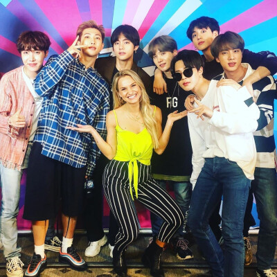 BTS 防弹少年团 20190508 chelsea_briggs ins更新防弹相关图片: “Fun interview with @bts.bighitofficial coming soon!! Tune-in to @971ampradio tomorrow around 7:50am to hear highlights from the interview …