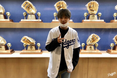 Suga 闵玧其 BTS 防弹少年团 20190508 Los Angeles Dodgers官推更新：“Mic drop.
@ bts_bighit is in the building!”