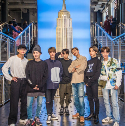 BTS 防弹少年团 20190522 Empire State Bldg更新防弹相关：“号外号外@BTS_twt 的阿米们 – #BTS# 今天在开始今晚@IheartRadio 直播前参观了帝国大厦！从日落开始，我们的塔身将在每个整点开始的五分钟点亮紫色，献…