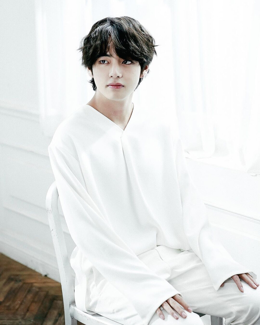 V 金泰亨 BTS 防弹少年团 20190611 bighit_exhibition更新：
“24/7=Serendipity(오,늘)
BTS EXHIBITION X 190607 190711
Motif Studios 588 Baltic St Brooklyn New York USA⠀⠀
#V #防弹少年团 #过去与未来的连接 #oh_总是”