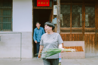 端午回家
摄影：洪小漩
出镜：家
此前的两个小长假，都随着阿科去了绍兴，此次端午了，轮到去浦江了。
在浦江的三天，我们去镇上吃了早点，阿科和我年少的玩伴们去钓了鱼，惬意。
家中有几片自留地，虽说面积不…