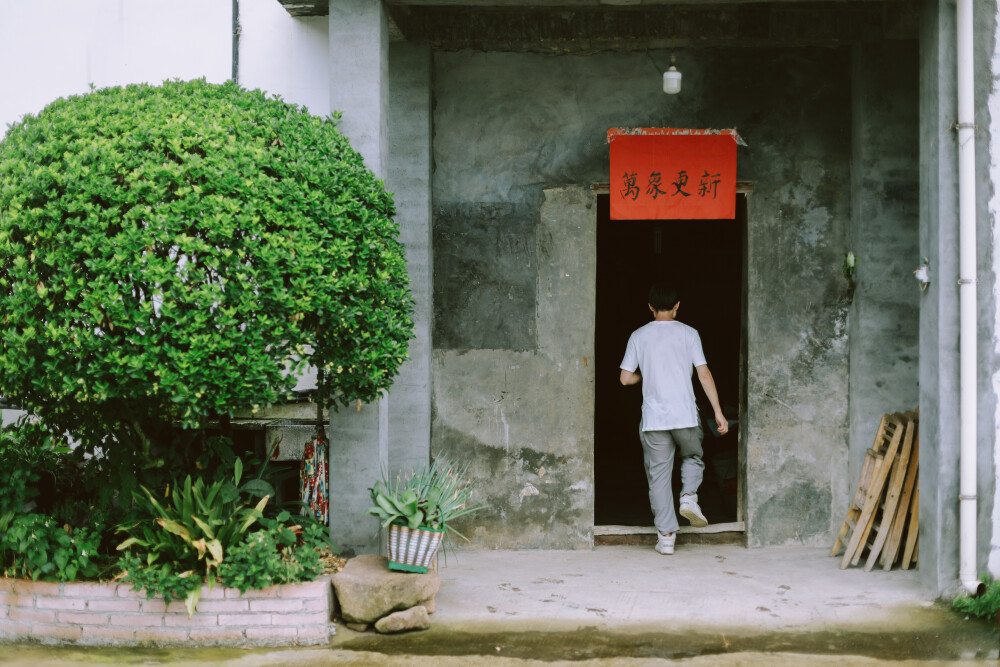 端午回家
摄影：洪小漩
出镜：家
此前的两个小长假，都随着阿科去了绍兴，此次端午了，轮到去浦江了。
在浦江的三天，我们去镇上吃了早点，阿科和我年少的玩伴们去钓了鱼，惬意。
家中有几片自留地，虽说面积不大，但是父母随意种了些瓜果，却是怎么也吃不完。每次他们去地里采写蔬果，回来遇到村里人，总会热情相问：要不要，拿些去回家吃。哪怕人家当下连连摆手，爸妈也会继续相邀：下次想吃，自己去地里取。
爸爸这几年越发在自留地里随性起来，桃子、杏子、橘子、樱桃、苹果、枇杷、蓝莓……他觉得有趣，胡乱地种上个几株。虽然我们做子女的出门在外，未必能都赶得及回来吃上新鲜的果子，但是老爸都会时不时拍照告诉我，哪个哪个熟透了，哪个哪个又被鸟儿啄光了，哪个哪个大家吃了都称道，或者是哪个哪个等你们回来就烂光了……
真想多回回家，能把老爸老妈种的水果都在当季的时节，得以品尝。
