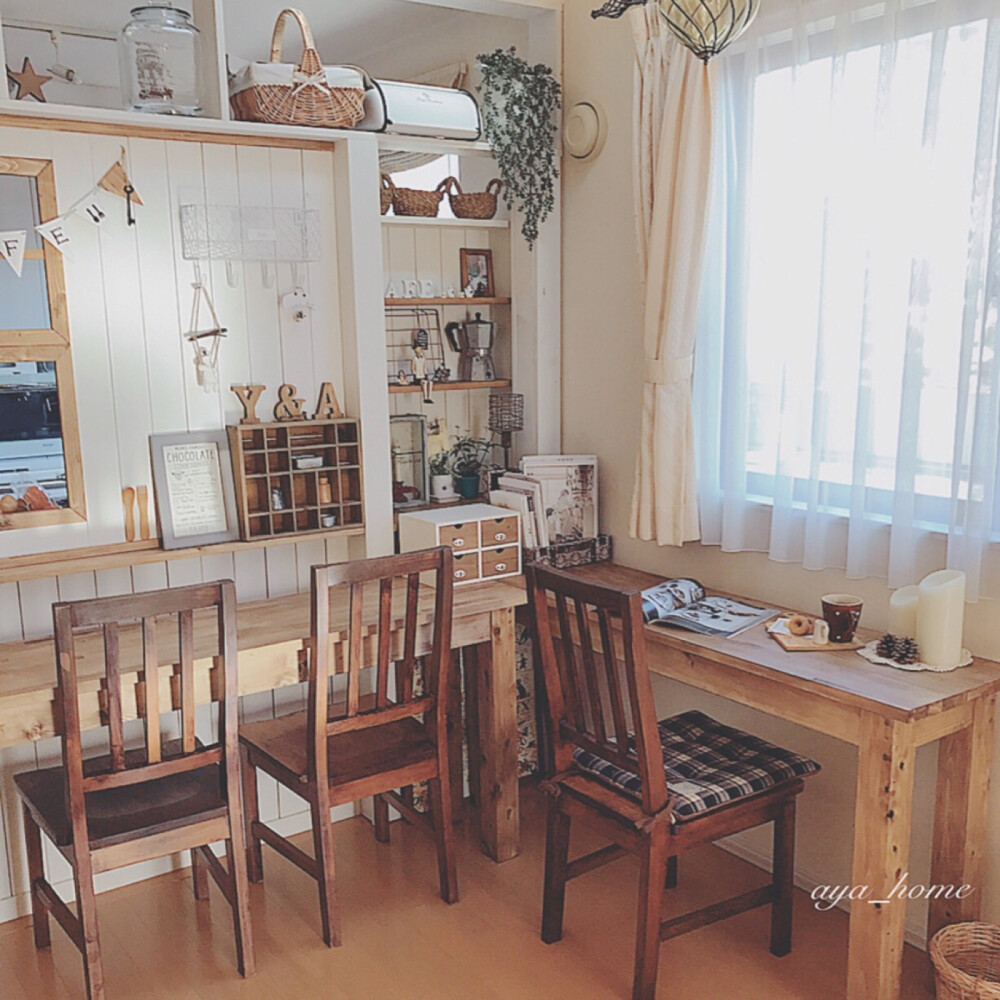 分享喜欢的日本主妇家
餐厅使用了两张DIY桌子
可轻松移动 随时变换格局
家里的很多小摆件 都很爱
各处小细节设计 都很值得借鉴
ins:aya_home1225