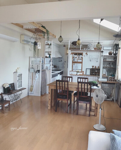 分享喜欢的日本主妇家
餐厅使用了两张DIY桌子
可轻松移动 随时变换格局
家里的很多小摆件 都很爱
各处小细节设计 都很值得借鉴
ins:aya_home1225