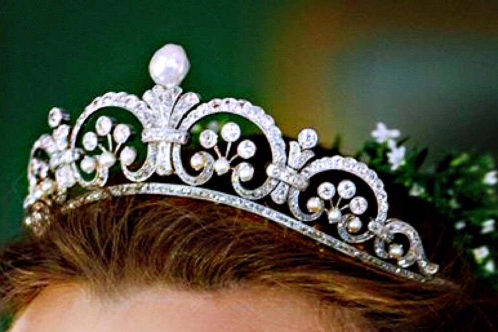钻石珍珠王冠，属于德国萨恩-维特根斯坦-萨恩家族，但这顶不是家族王冠，外网推测是现任族长夫人加布里拉（也是贵族）从娘家继承而来的，反正现任族长亚历山大3个儿子结婚时媳妇都是戴的这顶王冠。虽然没有大钻，但架子凹得好，看着秀气存在感也足