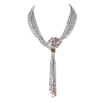 Chanel 刚刚推出了新一季高级珠宝——「L’Esprit du Lion」，灵感源自 Gabrielle Chanel 喜爱的「狮子」图腾。设计师运用颜色明快的橙色系宝石，如黄钻、帝王托帕石、黄色蓝宝石、锰铝榴石、金绿柱石等，赋予「狮子…