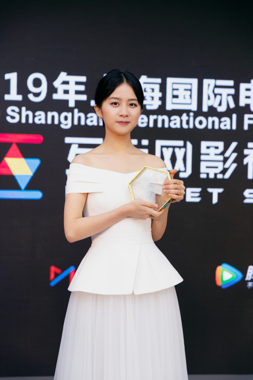 李婷婷，大陆女演员。
2017年，主演电影《奇妙物语之重生电梯》；同年，参演电视剧《谈判官》。2018年，主演青春励志网络剧《独家记忆》；同年10月，主演航空励志青春题材电视剧《九千米的爱情》。2019年1月14日，主演的网剧《独家记忆》在爱奇艺全网独播，在剧中饰演薛桐。