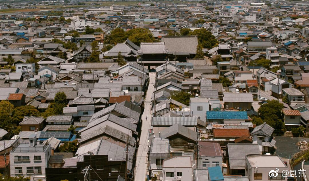 本片是根据日本著名推理作家东野圭吾的同名小说改编的《祈祷落幕时》 值得一看～