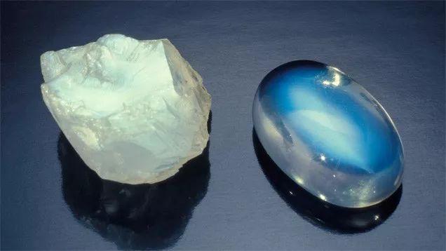 什么是月光石？
月光石的英文名叫moonstone，长石家族的一员，是一种正长石和钠长石两种成分层状交互的宝石，又称月长石。