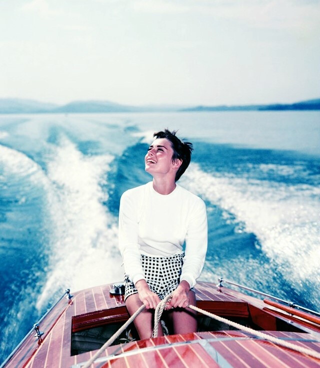 瑞士度假中的Audrey Hepburn，攝影師：Hans Gerber，1954年。Source：寫真集「Audrey 100 by Ellen Fontana」 