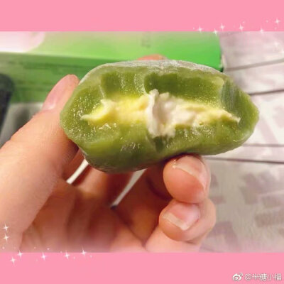 @半糖小福：沈大成鲜奶抹茶青团
第一次见着，不知道是不是新品哈。
其实和甜品雪媚娘差不多啦！
外层的的糯米比雪媚娘的厚一些（参考青团）
抹茶味很淡，几乎吃不太出来，
但是里面的内馅真的敲击好吃！(`)
和冰淇淋…