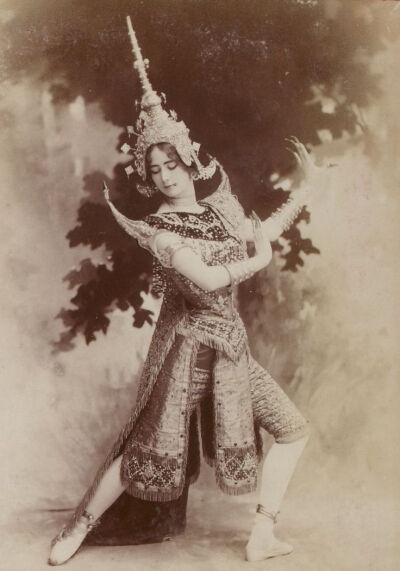 Cléopatra Diane de Mérode 法国美好时代的著名舞者，1896年巴黎选美冠军。她的美丽吸引了奥地利维也纳分离派著名画家古斯塔夫·克里姆特注意。2006年电影《Klimt》中的Lea de Castro就是以Cléopatra Diane de Mérode…