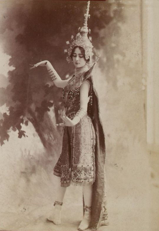 Cléopatra Diane de Mérode 法国美好时代的著名舞者，1896年巴黎选美冠军。她的美丽吸引了奥地利维也纳分离派著名画家古斯塔夫·克里姆特注意。2006年电影《Klimt》中的Lea de Castro就是以Cléopatra Diane de Mérode为原型。 ​