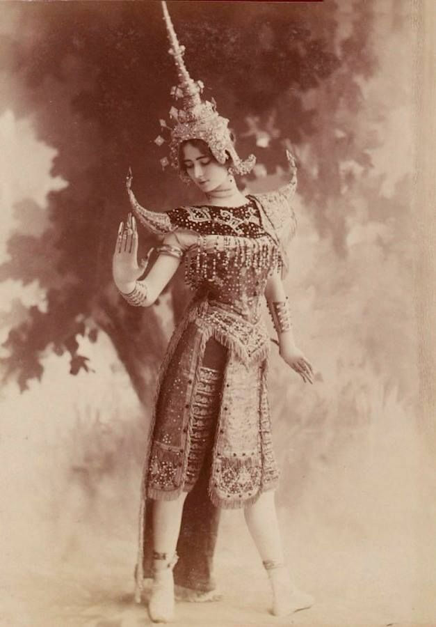 Cléopatra Diane de Mérode 法国美好时代的著名舞者，1896年巴黎选美冠军。她的美丽吸引了奥地利维也纳分离派著名画家古斯塔夫·克里姆特注意。2006年电影《Klimt》中的Lea de Castro就是以Cléopatra Diane de Mérode为原型。 ​