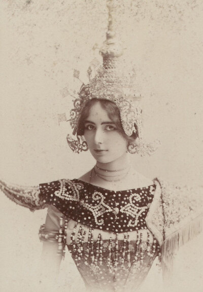 Cléopatra Diane de Mérode 法国美好时代的著名舞者，1896年巴黎选美冠军。她的美丽吸引了奥地利维也纳分离派著名画家古斯塔夫·克里姆特注意。2006年电影《Klimt》中的Lea de Castro就是以Cléopatra Diane de Mérode…