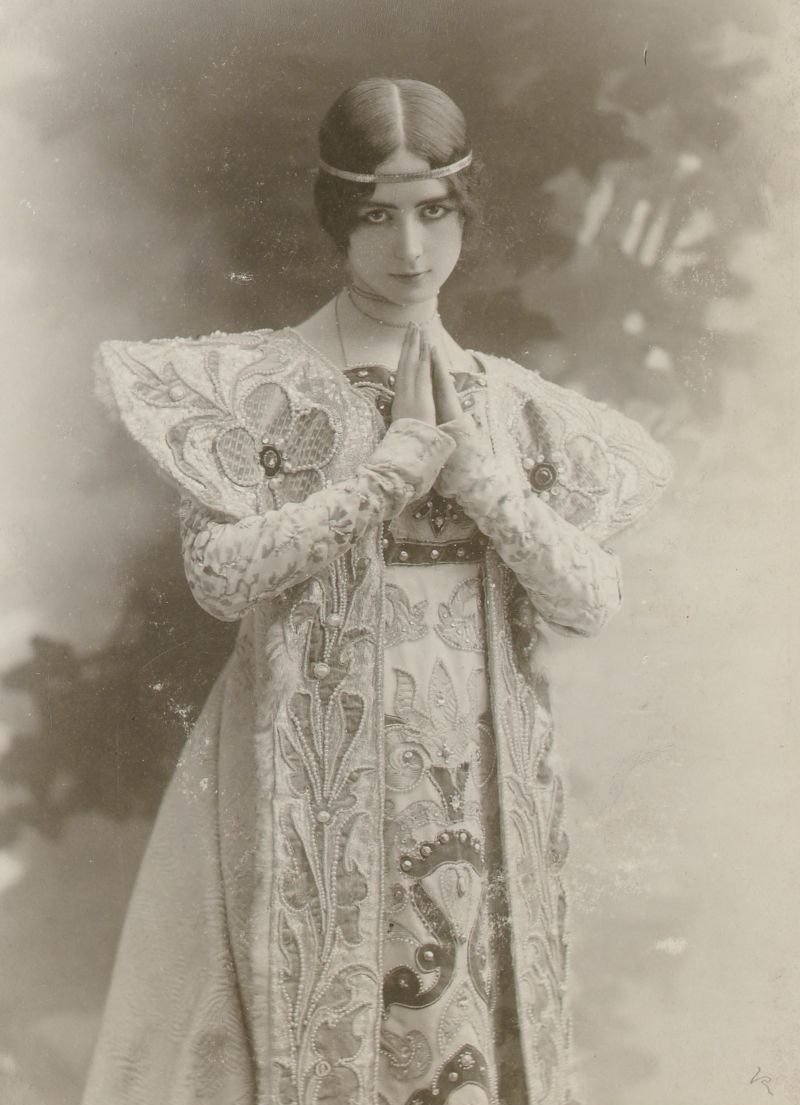 Cléopatra Diane de Mérode 法国美好时代的著名舞者，1896年巴黎选美冠军。她的美丽吸引了奥地利维也纳分离派著名画家古斯塔夫·克里姆特注意。2006年电影《Klimt》中的Lea de Castro就是以Cléopatra Diane de Mérode为原型。 ​