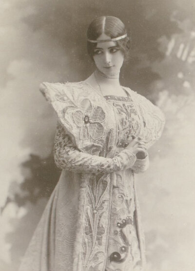 Cléopatra Diane de Mérode 法国美好时代的著名舞者，1896年巴黎选美冠军。她的美丽吸引了奥地利维也纳分离派著名画家古斯塔夫·克里姆特注意。2006年电影《Klimt》中的Lea de Castro就是以Cléopatra Diane de Mérode…