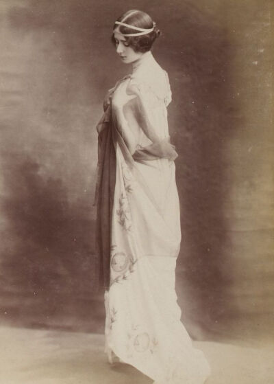 Cléopatra Diane de Mérode 法国美好时代的著名舞者，1896年巴黎选美冠军。她的美丽吸引了奥地利维也纳分离派著名画家古斯塔夫·克里姆特注意。2006年电影《Klimt》中的Lea de Castro就是以Cléopatra Diane de Mérode…