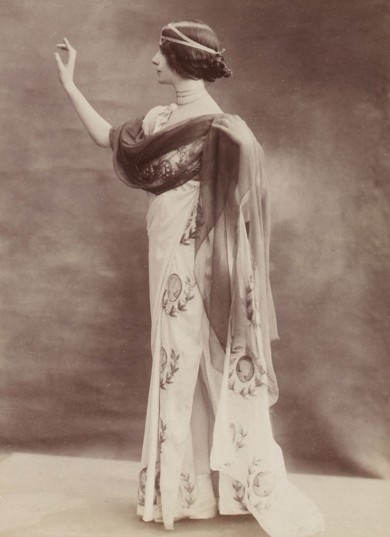 Cléopatra Diane de Mérode 法国美好时代的著名舞者，1896年巴黎选美冠军。她的美丽吸引了奥地利维也纳分离派著名画家古斯塔夫·克里姆特注意。2006年电影《Klimt》中的Lea de Castro就是以Cléopatra Diane de Mérode为原型。 ​