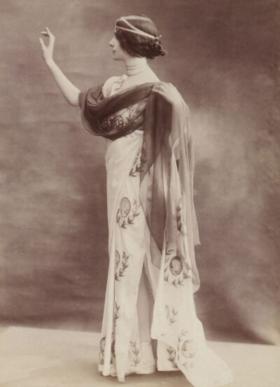 Cléopatra Diane de Mérode 法国美好时代的著名舞者，1896年巴黎选美冠军。她的美丽吸引了奥地利维也纳分离派著名画家古斯塔夫·克里姆特注意。2006年电影《Klimt》中的Lea de Castro就是以Cléopatra Diane de Mérode…