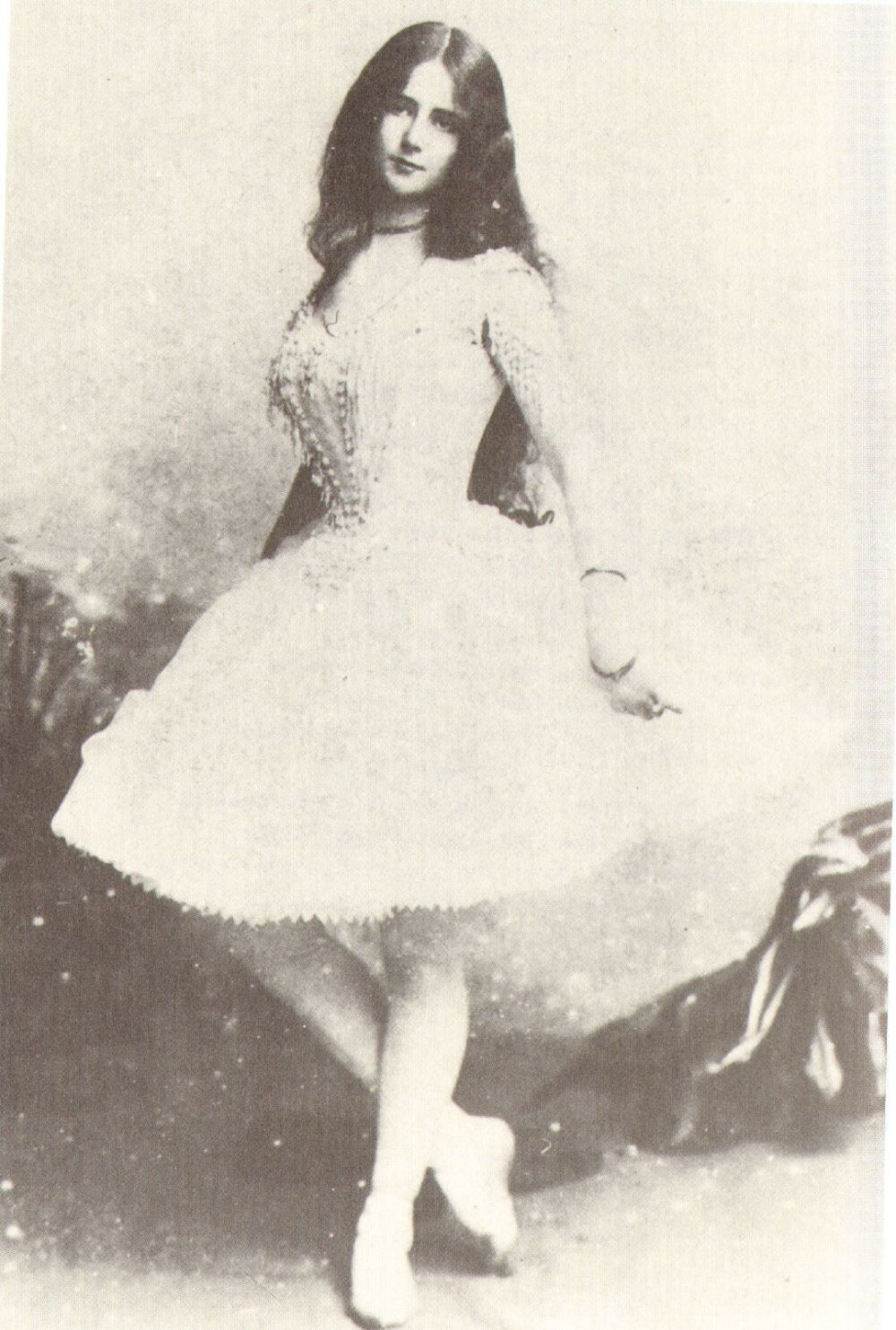 Cléopatra Diane de Mérode 法国美好时代的著名舞者，1896年巴黎选美冠军。她的美丽吸引了奥地利维也纳分离派著名画家古斯塔夫·克里姆特注意。2006年电影《Klimt》中的Lea de Castro就是以Cléopatra Diane de Mérode为原型。 ​