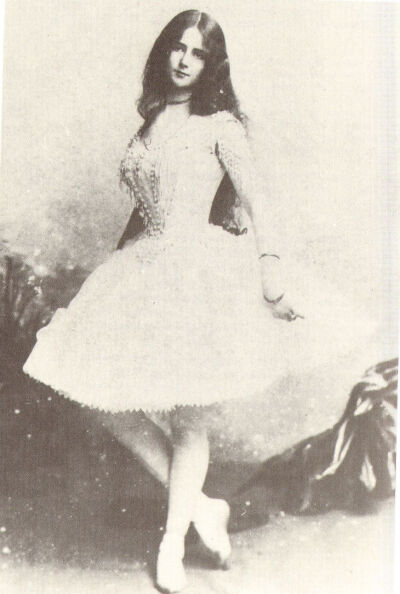 Cléopatra Diane de Mérode 法国美好时代的著名舞者，1896年巴黎选美冠军。她的美丽吸引了奥地利维也纳分离派著名画家古斯塔夫·克里姆特注意。2006年电影《Klimt》中的Lea de Castro就是以Cléopatra Diane de Mérode…