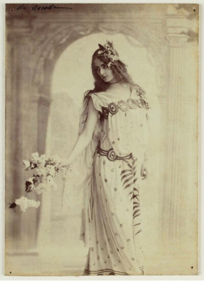 Cléopatra Diane de Mérode 法国美好时代的著名舞者，1896年巴黎选美冠军。她的美丽吸引了奥地利维也纳分离派著名画家古斯塔夫·克里姆特注意。2006年电影《Klimt》中的Lea de Castro就是以Cléopatra Diane de Mérode…