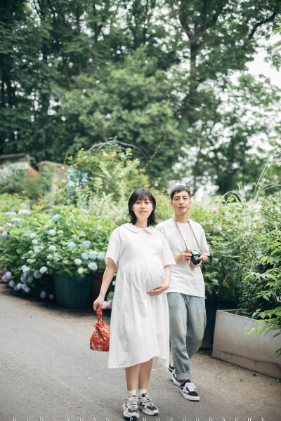 小家
摄影：洪小漩
出镜：瞳瞳一家
早在三月初，瞳瞳和我说，入夏时候，孩子月份大些，与我约一组照片。
感觉一晃眼，最初对她的记忆，是一个学生气的姑娘常常来办公室等卢Sir下班。后来，他们一双情侣养了一只…