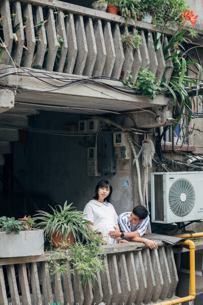 小家
摄影：洪小漩
出镜：瞳瞳一家
早在三月初，瞳瞳和我说，入夏时候，孩子月份大些，与我约一组照片。
感觉一晃眼，最初对她的记忆，是一个学生气的姑娘常常来办公室等卢Sir下班。后来，他们一双情侣养了一只…