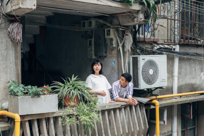 小家
摄影：洪小漩
出镜：瞳瞳一家
早在三月初，瞳瞳和我说，入夏时候，孩子月份大些，与我约一组照片。
感觉一晃眼，最初对她的记忆，是一个学生气的姑娘常常来办公室等卢Sir下班。后来，他们一双情侣养了一只…