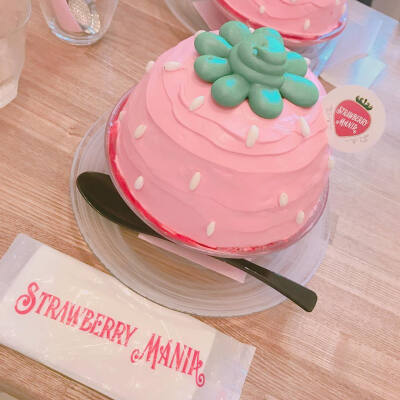 Strawberry mania #少女资讯# 东京原宿「草莓主题」少女甜品店， 可以畅享草莓甜品的梦幻甜品店，人气商品草莓甜筒上有一大颗草莓，冰淇淋是甜草莓和牛奶味，限定的草莓冰沙每日数量限额供应 ，想吃要早点出发。 ٩(…