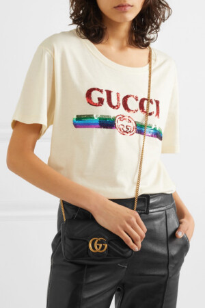 Gucci 堪称打造超人气经典配饰的行家里手，“Soho Disco”、“Dionysus”和这系列的 “GG Marmont” 包袋均为其得意典藏之作。这款超迷你版本单肩包采用柔软的绗缝皮革制成，并缀有抛光的品牌标志饰牌，经典隽永。单品小巧可爱，容量足够你放置口红和卡夹，让你轻装应对各种场合。