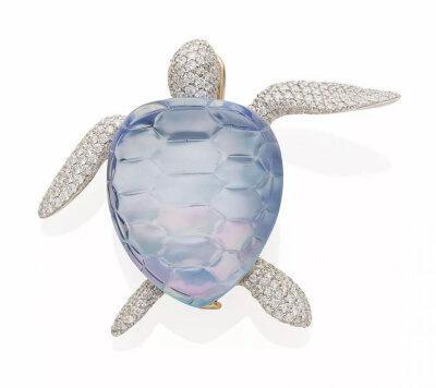 『Lot 265』Tortue 白金胸针，by Vhernier
估价：8000-10000欧元
镶嵌珍珠母贝、雕纹水晶，点缀圆形切割钻石。 