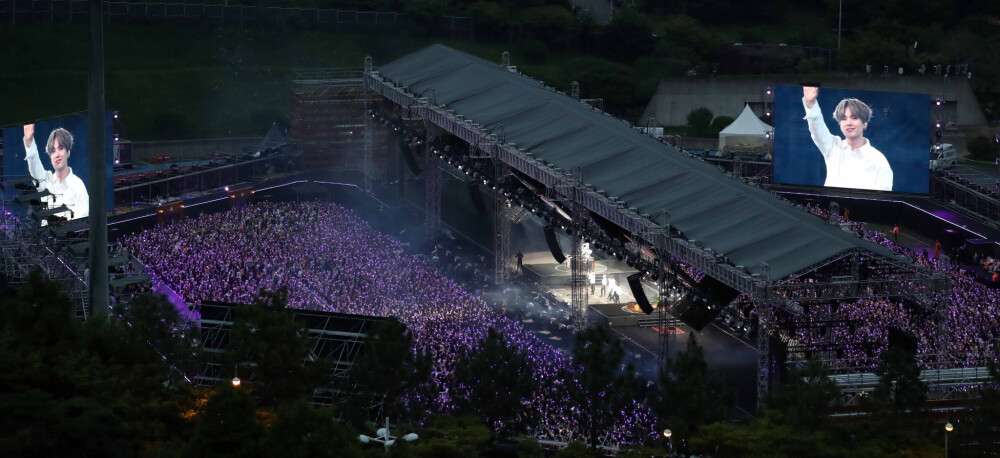 BTS 防弹少年团 20190615 KpopHerald更新相关:
“Busan turns purple tonight More than 50,000 ARMYs from all over the world have gathered for @BTS_twt' fan meeting in the city.
The 25,000-seater stadium is jam-packed on the first night of the two-day event. @BTS_twt”