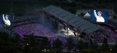 BTS 防弹少年团 20190615 KpopHerald更新相关:
“Busan turns purple tonight More than 50,000 ARMYs from all over the world have gathered for @BTS_twt' fan meeting in the city.
The 25,000-seater stadium i…