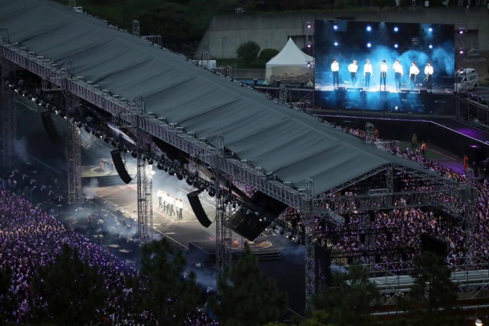 BTS 防弹少年团 20190615 KpopHerald更新相关:
“Busan turns purple tonight More than 50,000 ARMYs from all over the world have gathered for @BTS_twt' fan meeting in the city.
The 25,000-seater stadium is jam-packed on the first night of the two-day event. @BTS_twt”