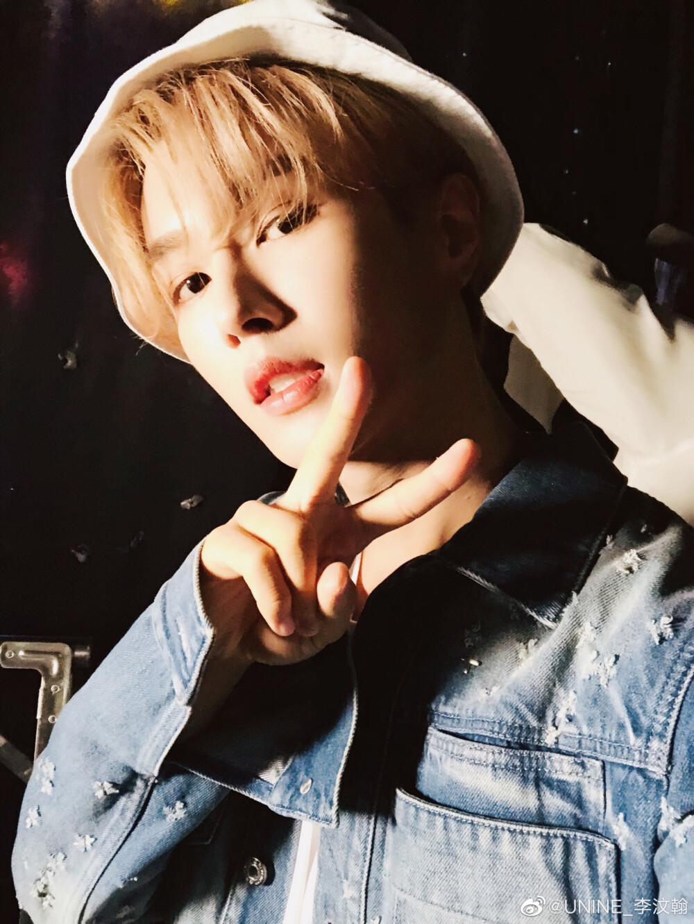 汶翰更博即将出发巴黎男装周飞行十小时还好带了三分