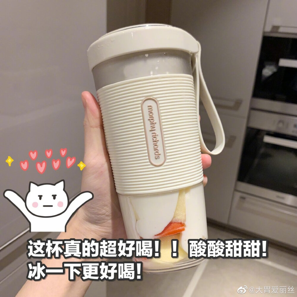 最近番茄减肥的风刮好大 什么10天瘦10几斤这种大家不要相信不要试 因为全是纯节食
其实番茄的确特别好 减肥美白吃它是真的好 坚持一段时间你会看到效果 当然不是那么夸张
而且它当夏天的饮料真的非常合适 热量特别低又好喝饱腹 这6款我最爱番茄饮告诉你们 以后做番茄女孩 不知不觉变白变美了
1.最爱满分番茄饮 番茄+苹果+冰酸奶 这个搭配真的很好喝 很爽口
好喝过外面的饮料 奶茶是那种酸酸甜甜很爽的感觉 这口感很特别这一杯 你们记住
还有下面这些搭配 大家可以换着喝
都是好喝还健康的
2.番茄+水+蜂蜜
3.番茄+火龙果+水+蜂蜜
4.番茄+梨+水
5.番茄+黄瓜+水
6.番茄+百香果+水+蜂蜜
说真的番茄这些好处不是假的
番茄可以促进代谢 再加上本身热量低 100g番茄热量只有16卡 基本一个番茄95%都是水分 所以真的是又有饱腹感热量又低
再加上番茄榨成汁其实真的很好喝啊 酸酸甜甜 很清爽
而且坚持喝的确会让你变白 皮肤好 而且很适合夏天喝 因为番茄具有抗氧化的作用 可以抵挡紫外线对肌肤的伤害
但是这种都是要坚持的哦
所以 夏天吃番茄