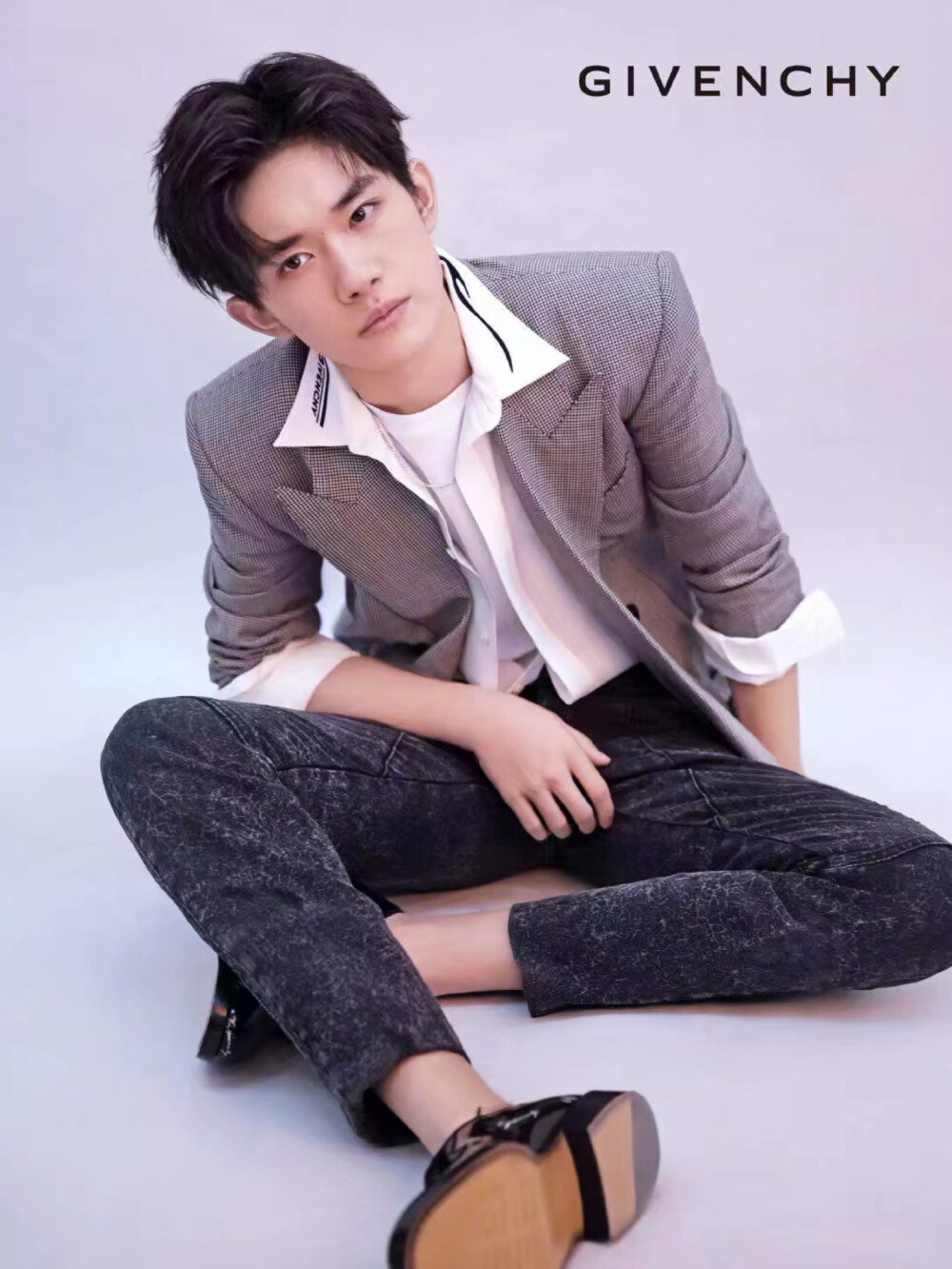 纪梵希男孩
TFBOYS-易烊千玺