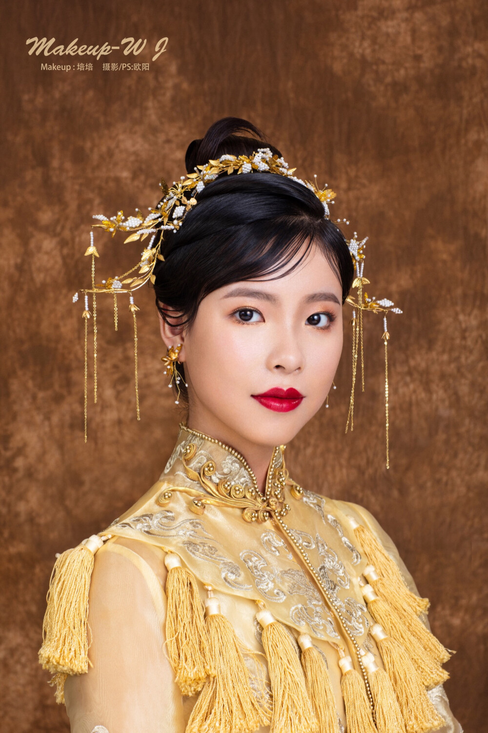 金色中式·轻奢风✨
修饰性刘海 & 空气感叠放卷筒
黑发质感的体现尤为重要
凸显新娘大气的一面
✨妆发：强化班-培培老师
✨手工中式头饰：实用手工班-文倩老师