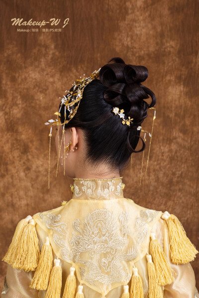 金色中式·轻奢风✨
修饰性刘海 & 空气感叠放卷筒
黑发质感的体现尤为重要
凸显新娘大气的一面
✨妆发：强化班-培培老师
✨手工中式头饰：实用手工班-文倩老师