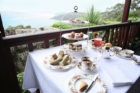 1.The Tea Room – Mosman
地址：202 Suakin Dr Sydney
茶舍（The Tea Room）这一品牌在悉尼共有四家分店，分别位于市中心的QVB，Mosman的The Gunners’ Barracks，Watsons Bay的Dunbar House和Chawder Bay的 Sergeants Mess。其中，位于Mosman区 George Heights的The Tea Room Gunners' Barracks尤以壮阔绵长的海岸景色出众。置身于这间古老的砂岩结构的餐厅中，你可以180度无死角领略从CBD蜿蜒到North head的海景风光。此外，虽名曰“茶舍”，但绝非只有茶水和点心供你品用——除了多款Morning Tea和Afternoon Tea套餐可供选择外，The Tea Room Gunners' Barracks也有午餐奉上。